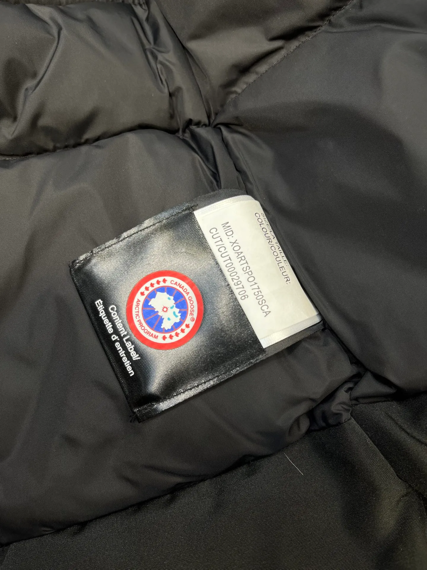 P840 𝘾𝘼𝙉𝘼𝘿𝘼 𝙂𝙊𝙊𝙎𝙀Big Goose 13# The design of Big Goose 13 is simple and elegant, a little longer than the 08 model, more suitable for men and suitable for business people. This down jacket is popular for its simple design, which is not only practical but also has a certain sense of fashion. In terms of applicability, the Daye 13 model provides good thermal insulation performance. Its thermal insulation coefficient is level 5, which can provide enough warmth and is suitable for wearing in cold environments. In addition, the Daye 13 model also has a high cost performance. Compared with other models, it provides a better balance between price and performance, making it more competitive in the market.  size：xs-xxl
